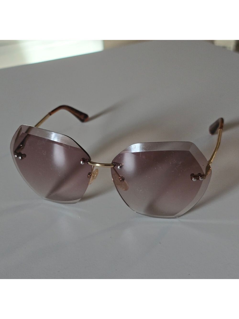 Elegant Gold Sunglasses with Brown Lenses - Picture 1 of 5